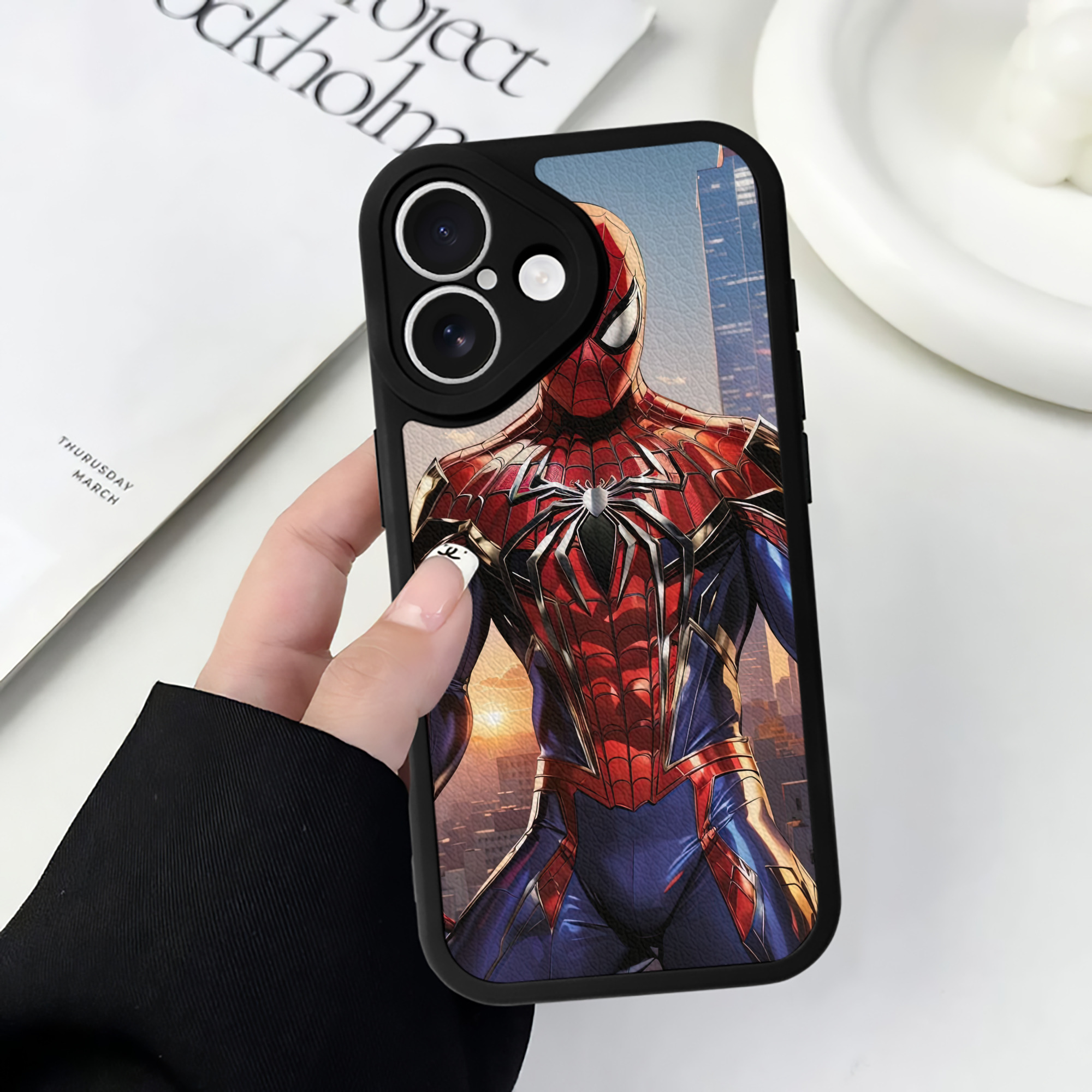 Spider Man スパイダーマン 【iPhone 16シリーズ対応】シリコンスマホケース（レザー調） 材質：シリコン